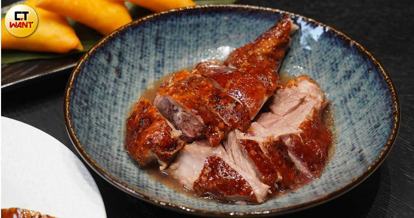 「爐烤片皮鵝」基本搭配「經典片皮鵝卷」、「滷汁斬鵝腿」（如圖）兩種吃法。（圖／魏妤靜攝）