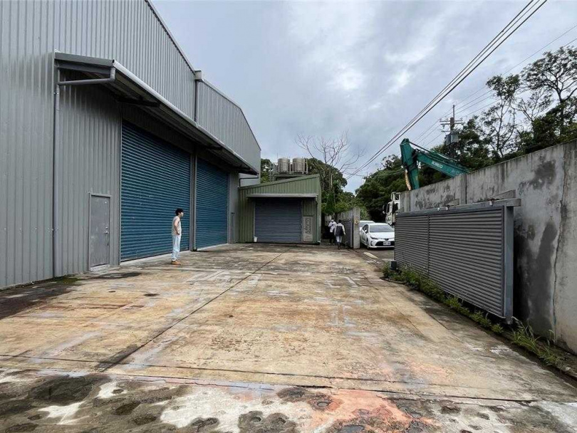 桃園市水務局日前發現楊梅區大平段1處保護區土地，土地使用人未依《水土保持法》規定申請核准，即擅自整地開發約300平方公尺的混凝地坪，做資源回收場，儘管桃園市府3年內共開罰5次累積罰鍰達73萬元，並強拆1次，卻又故態復萌限期改善無果後，水務局13日展鐵手挽前往強拆。（圖／水務局提供）