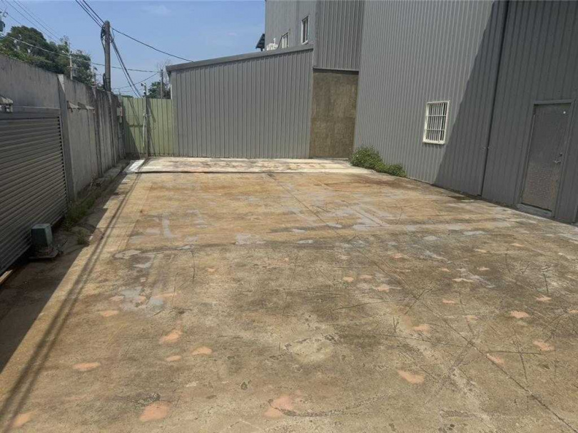 桃園市水務局日前發現楊梅區大平段1處保護區土地，土地使用人未依《水土保持法》規定申請核准，即擅自整地開發約300平方公尺的混凝地坪，做資源回收場，儘管桃園市府3年內共開罰5次累積罰鍰達73萬元，並強拆1次，卻又故態復萌限期改善無果後，水務局13日展鐵手挽前往強拆。（圖／水務局提供）