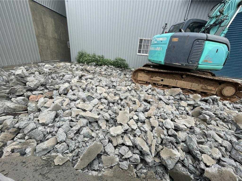 桃園市水務局日前發現楊梅區大平段1處保護區土地，土地使用人未依《水土保持法》規定申請核准，即擅自整地開發約300平方公尺的混凝地坪，做資源回收場，儘管桃園市府3年內共開罰5次累積罰鍰達73萬元，並強拆1次，卻又故態復萌限期改善無果後，水務局13日展鐵手挽前往強拆。（圖／水務局提供）