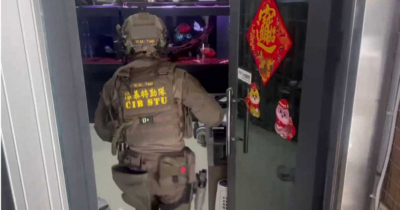 刑事局偵查第九大隊日前破獲竹聯幫西堂成員涉嫌對民眾放款,再以債務整合為由,要民眾簽下高額本票。(圖/翻攝畫面)