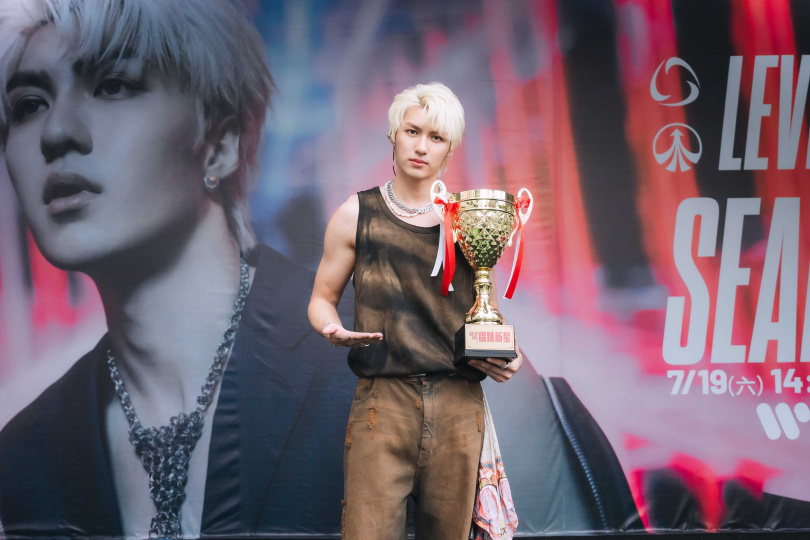 薛恩獲得老闆羅志祥頒發大獎盃。（圖／華納音樂提供）