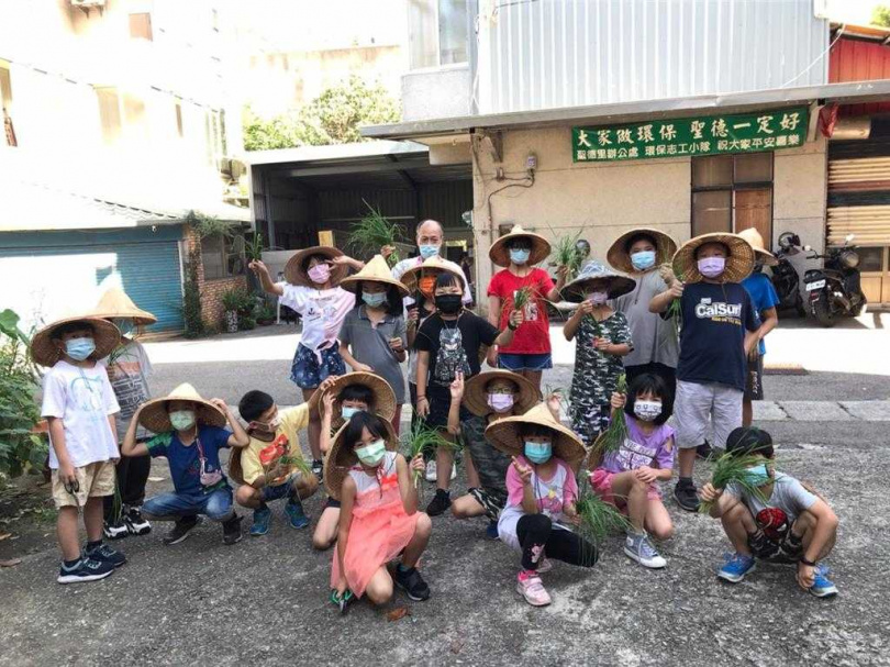龍潭區聖德里長徐春淼2018年開始，結合志工、永鄰基金會建立起支持系統，提供課後輔導。（圖／翻攝畫面）