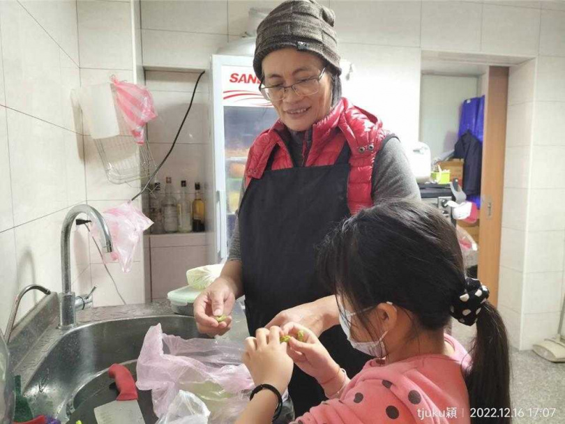 八德區興中里長高資穎成立「興中里小衛星」，每天親自張羅晚餐、處理行政事務、串聯社區資源，為脆弱家庭的孩子打造有愛的學習環境。（圖／翻攝畫面）