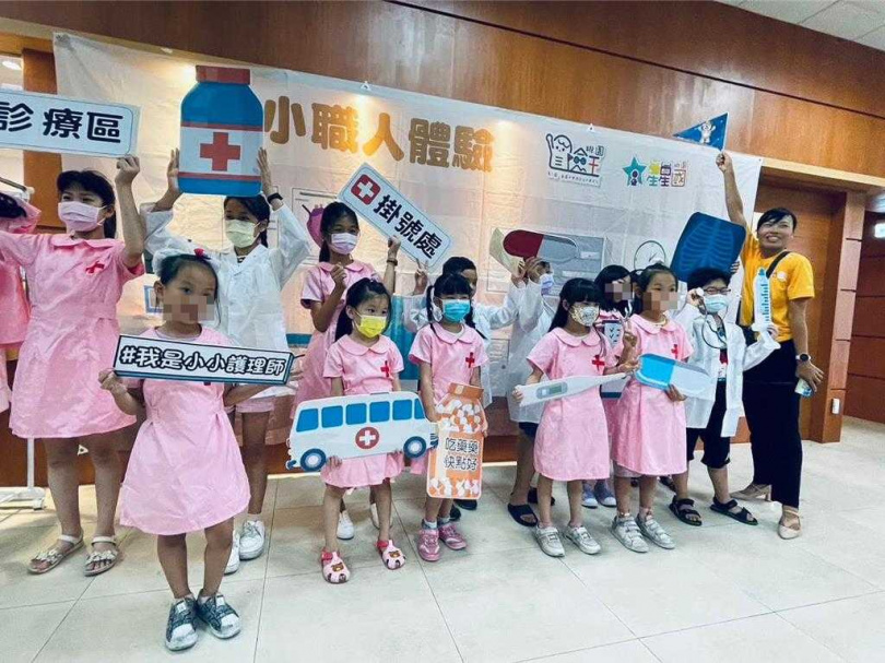 桃園區瑞慶里長黃欣韻引進兒童瑜珈、3D列印、創意手作與職人體驗等課程，她堅信靠社區力量，可以改變孩子的一生。（圖／翻攝畫面）