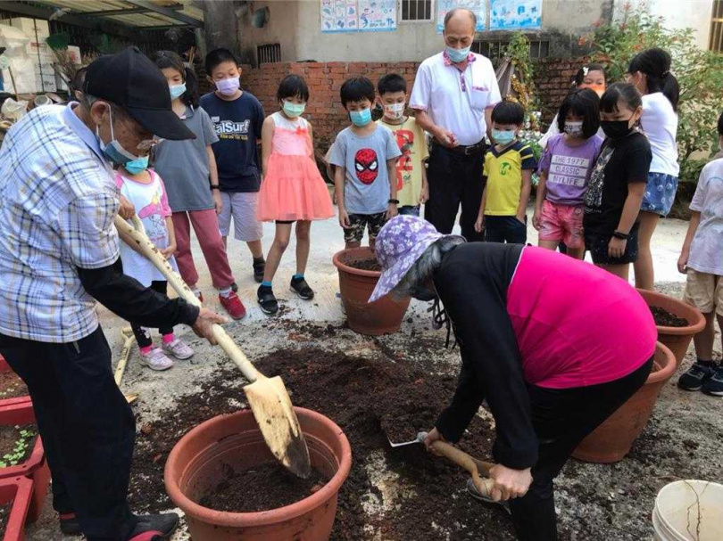 龍潭區聖德里長徐春淼2018年開始，結合志工、永鄰基金會建立起支持系統，提供課後輔導。（圖／翻攝畫面）