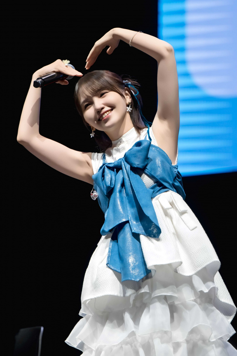 鬼頭明里身著白色蕾絲點綴、搭配牛仔布大蝴蝶結的蛋糕裙輕盈登台，吸引全場目光。（圖／大鴻藝術BIG ART提供）