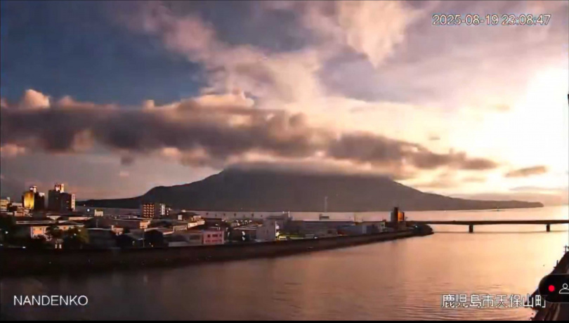 鹿兒島暗夜出現火球劃破天際。（圖／翻攝自社群網站X）