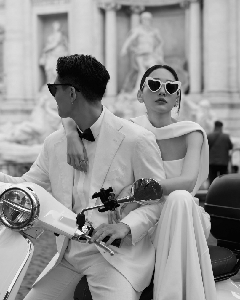 林映唯婚紗照復刻電影《羅馬假期》兩位主角騎偉士牌在城市遊玩的經典畫面。（圖／自由試娛樂提供）