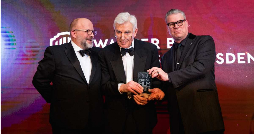 克雷格(中)曾3度奪得奧斯卡小金人。(圖/翻攝自臉書/British Film Designers Guild)