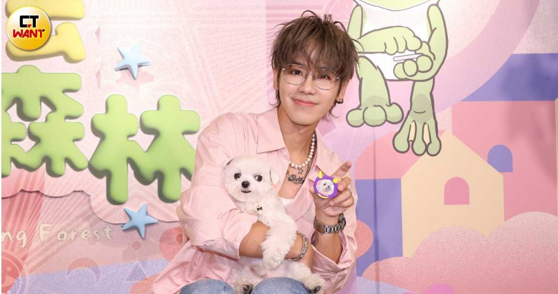 鼓鼓帶著愛犬小柱出席記者會。(圖/楊澍攝)