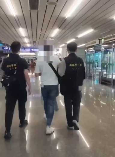 有民眾今年5月於台鐵員林車站男廁內拾獲一只裝有96萬元現鈔的提袋,隨即轉交給台鐵站務人員,意外逮獲以張姓男子為首之詐騙集團。(圖/翻攝畫面)