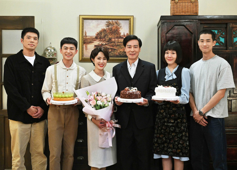 尹昭德(右3)戲份殺青，同劇演員們不捨，送上頂針作為紀念。（圖／台視）