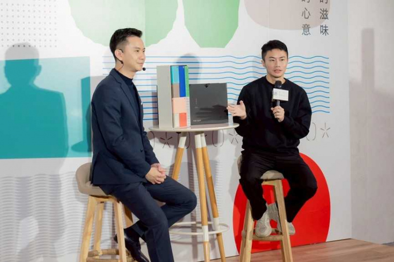 竹北市新年度「超越禮盒」找來知名設計師聶永真（右）操刀設計，市長鄭朝方（左）大呼精美有寓意。（圖／翻攝自竹北市公所媒體群組）