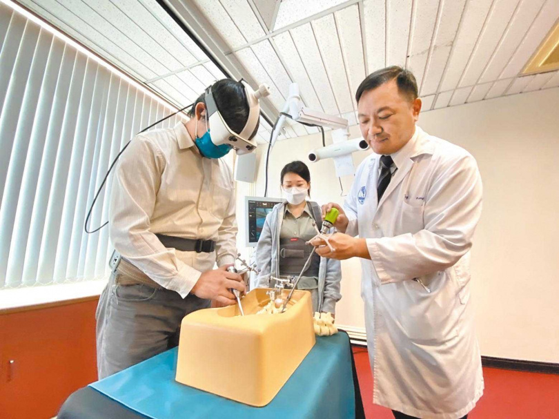 這並非楊孟寅（右）第一次爆出醜聞，2011年楊孟寅曾協助病患開立殘廢或失能診斷書，協助詐得200萬餘元，最終以捐款和義診換取緩起訴。（圖／報系資料照）