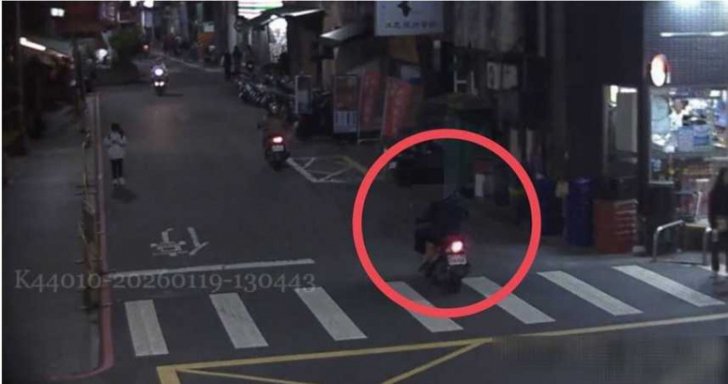 警方調閱監視器，發現廖兒週六晚間將機車棄置三重後搭計程車離開。（圖／翻攝畫面）