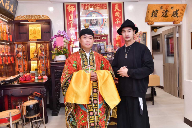 Darren(右)在片中飾演的莫月鼎,設定上是一位活躍於宋末元初、地位崇高的雷法宗師。(圖/北投映像電影提供)