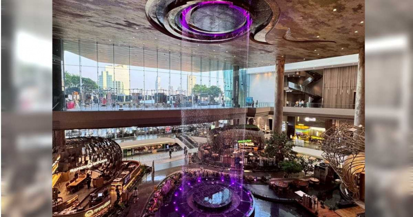 ICONSIAM暹羅天地斥資超過540億泰銖打造，並將泰國最具特色的水上市場搬進購物中心裡，奢華裝潢相當適合拍照打卡，是曼谷必去的熱門景點。（圖／五福旅遊提供）&nbsp;
