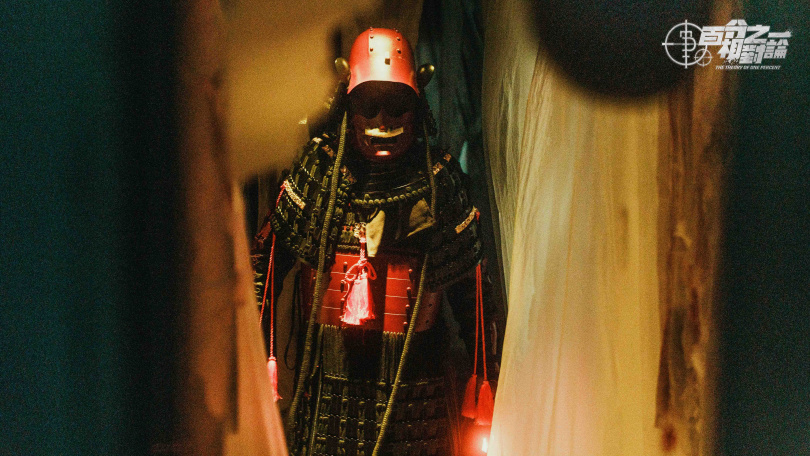 喬瑟夫體驗穿20公斤武士福。（圖／映底子國際傳媒股份有限公司提供）