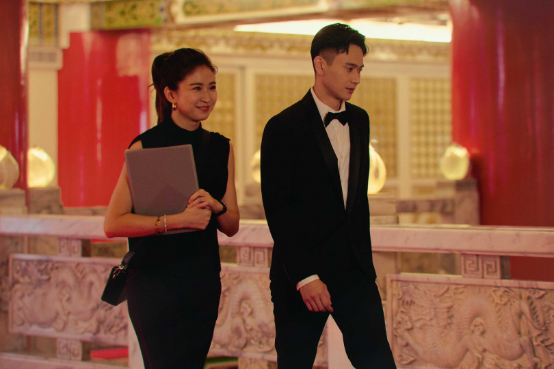 9m88（左）在《雙囍》中飾演劉冠廷（右）的好友，也是婚禮的婚顧。（圖／水花電影提供）