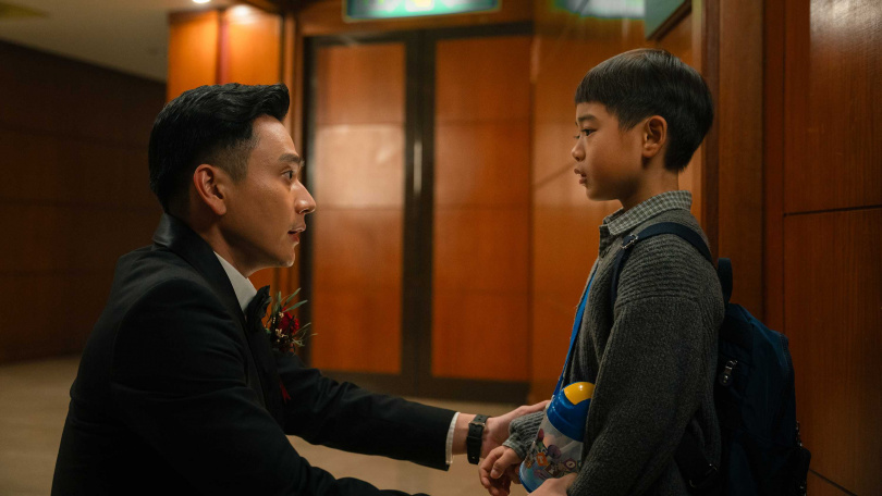 〈輕輕放下〉中巧妙運用「你」、「我」來象徵童年與成年的自己對話。（圖／水花電影提供）