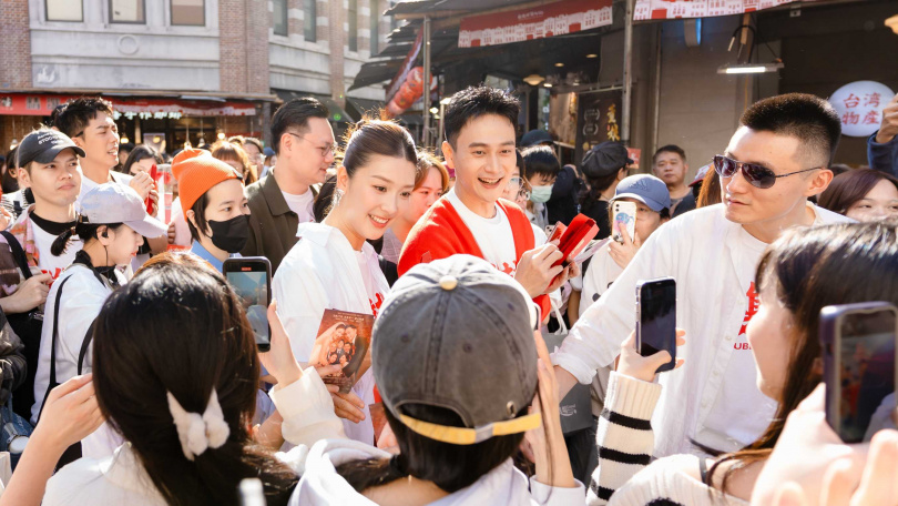 《雙囍》主演余香凝（左）、劉冠廷（右）一起掃街向民眾拜早年。（圖／水花電影提供）