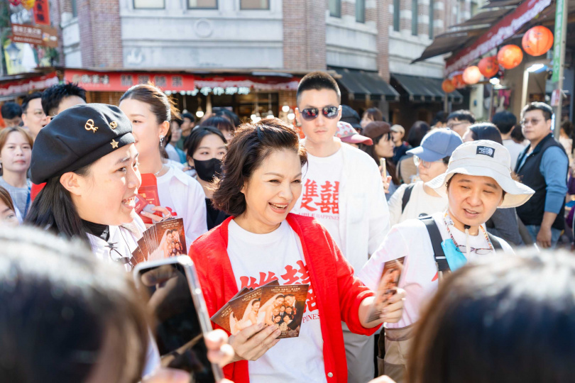 楊貴媚為《雙喜》掃街發揮國民媽媽的魅力。（圖／水花電影提供）