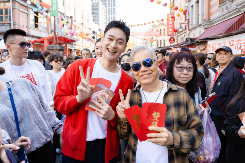 田啟文（右）遇粉絲拿出《少林足球》時期的簽名卡請他簽名，讓他又驚又喜。（圖／水花電影提供）