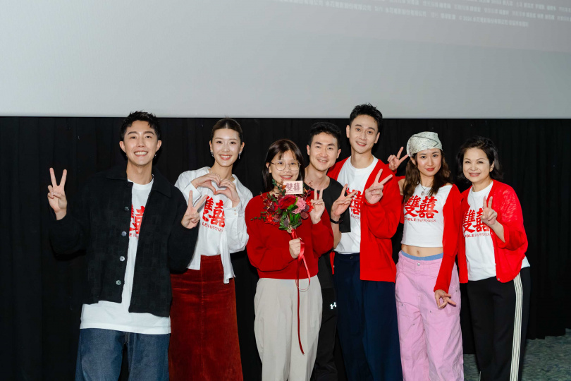 《雙囍》舉辦情人節「單身派對」特映現場抽捧花送給粉絲。（圖／水花電影提供）