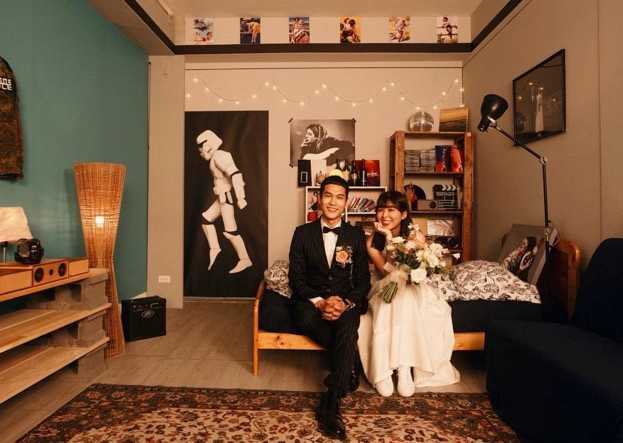 阿奎與老婆拍婚紗照時,宇宙人團員幫忙復刻兩人結緣的MV場景。(圖/翻攝自阿奎IG)