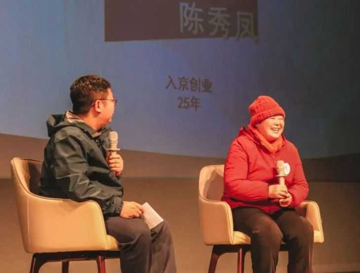 陳秀鳳因在北京大學、清華大學等高校周邊販售烤腿爆紅。（圖／翻攝自微博）