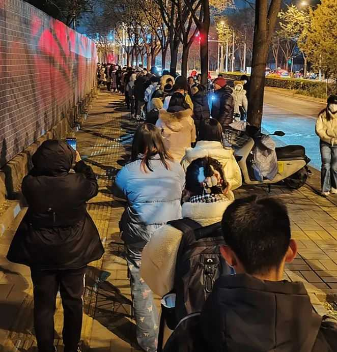 陳秀鳳因在北京大學、清華大學等高校周邊販售烤腿爆紅。（圖／翻攝自微博）