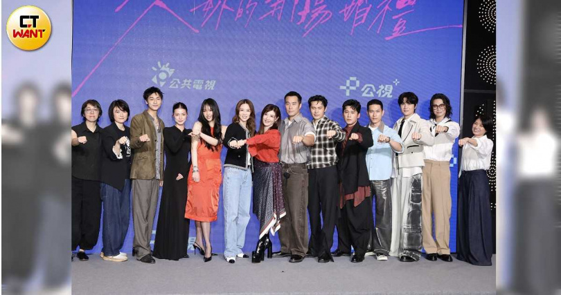 《欠妳的那場婚禮》首映,導演嚴藝文率張孝全、蘇慧倫、朱軒洋、謝盈萱、姚淳耀、黃迪揚、王渝萱、蒲禾菲、裴子齊等出席。(圖/侯世駿攝)
