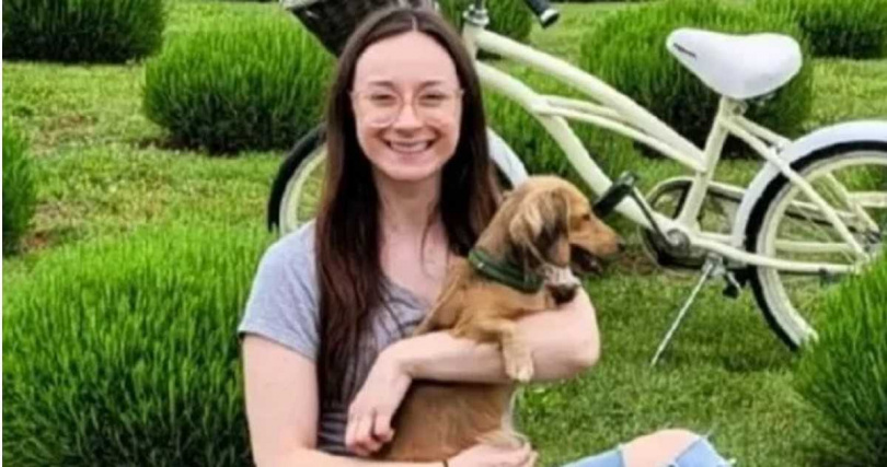 嫌犯遭警方逮捕後帶往棄屍地點,協助調查人員尋獲死者遺體。(圖/GoFundMe)