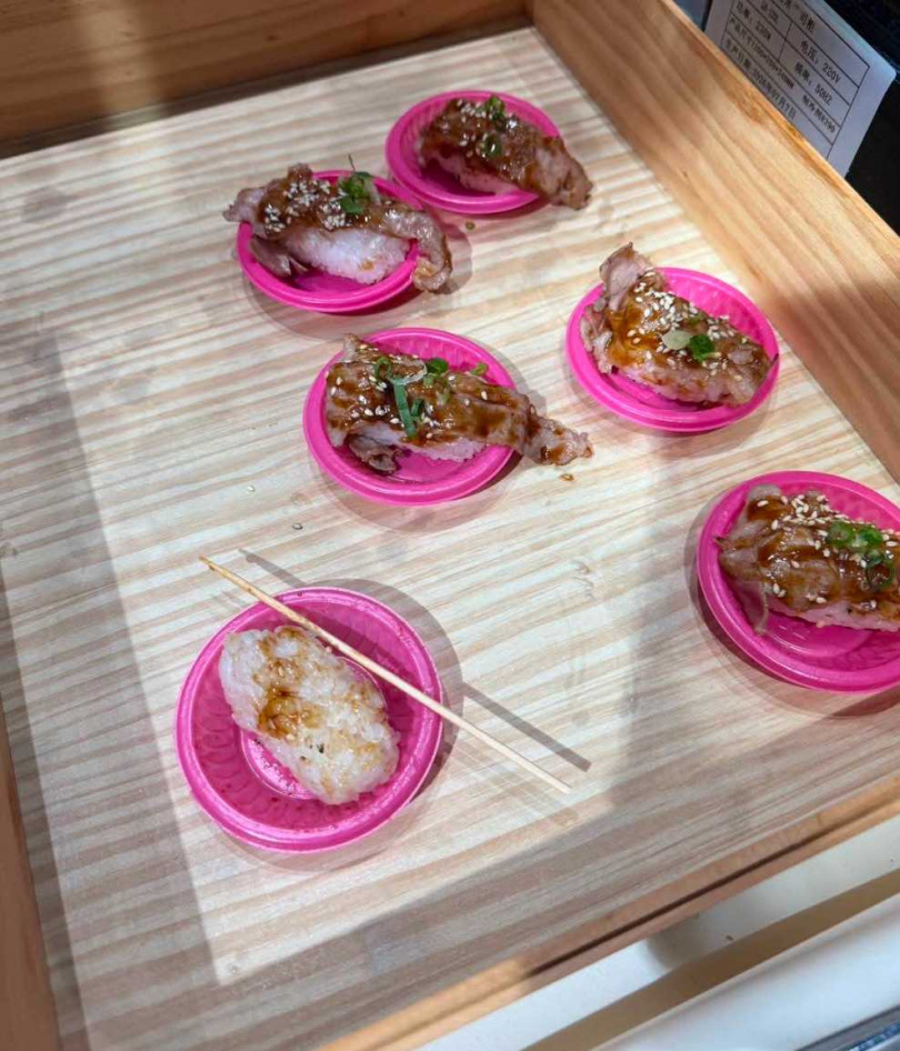 有路過民眾將試吃品當成自助餐,甚至出現「只吃肉、把飯放回公用盤」的離譜行為。(圖/取自@rex1984_Threads)