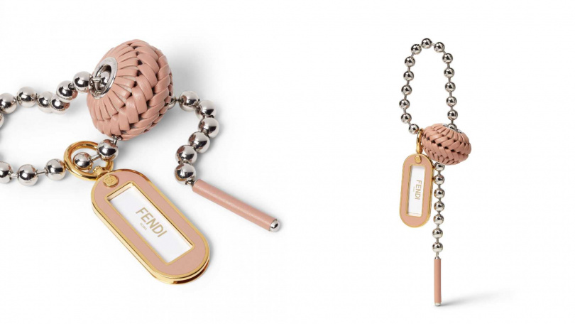 FENDI 編織皮革球及名片牌掛飾／32,000元（圖／品牌提供）