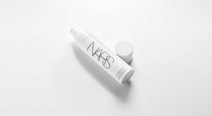 NARS 首支水感定妝噴霧！將完美底妝牢牢強化固定，獨家隱形水感成膜技術，極細緻的水霧遇到底妝後立刻成膜定型。NARS 裸光超持久亮顏定妝噴霧／1,300元（圖／品牌提供）