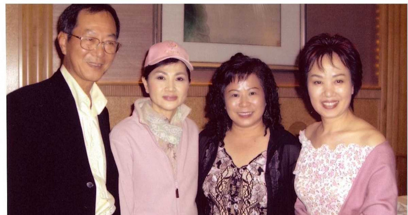 林淑容（右1）2006年專程飛至大馬欣賞偶像鳳飛飛（左2）的演唱會，隔年就在雲頂舉辦復出演唱會。（圖／媒體棧提供）