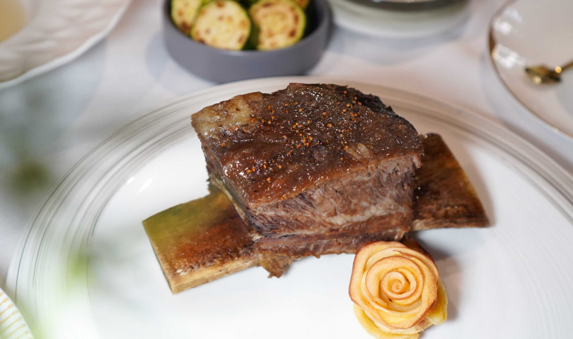 精選牛隻第6至第8對肋骨製作的「王品牛小排」，一頭牛僅可供應6客。（1,790元，圖／魏妤靜攝）