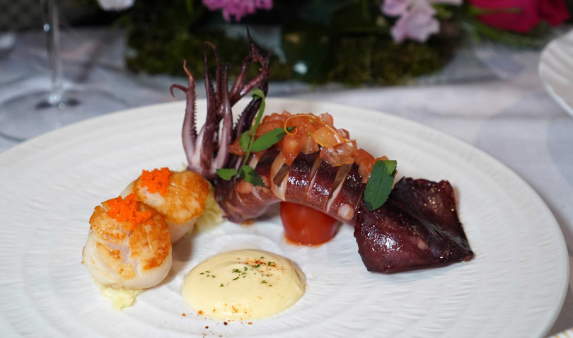 4/13前到王品牛排消費2客套餐，完成指定任務可獲得招待菜色「嫩煎魷魚佐干貝」。（圖／魏妤靜攝）