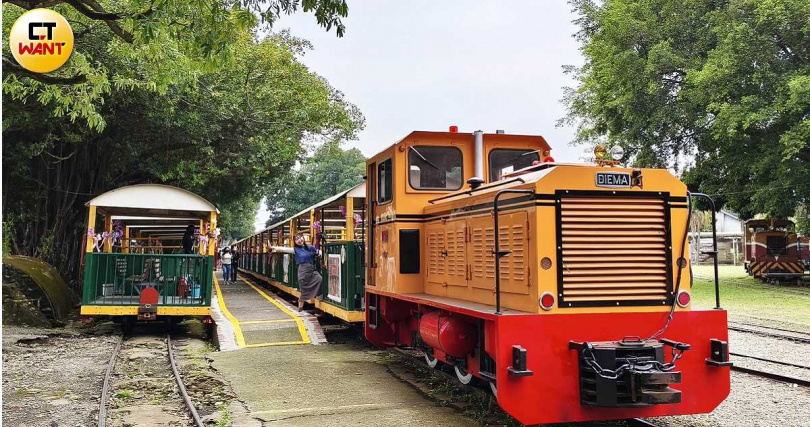 「蘭展展期專線」五分車會載遊客往返蘭展展區與烏樹林園區之間。（圖／魏妤靜攝）