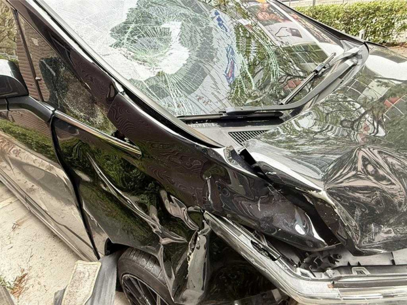 台中市吳姓洗車工人8日凌晨飲酒後，無照駕駛豪華休旅車闖紅燈，撞上陳姓外送員，車輛嚴重受損。（圖／民眾提供）