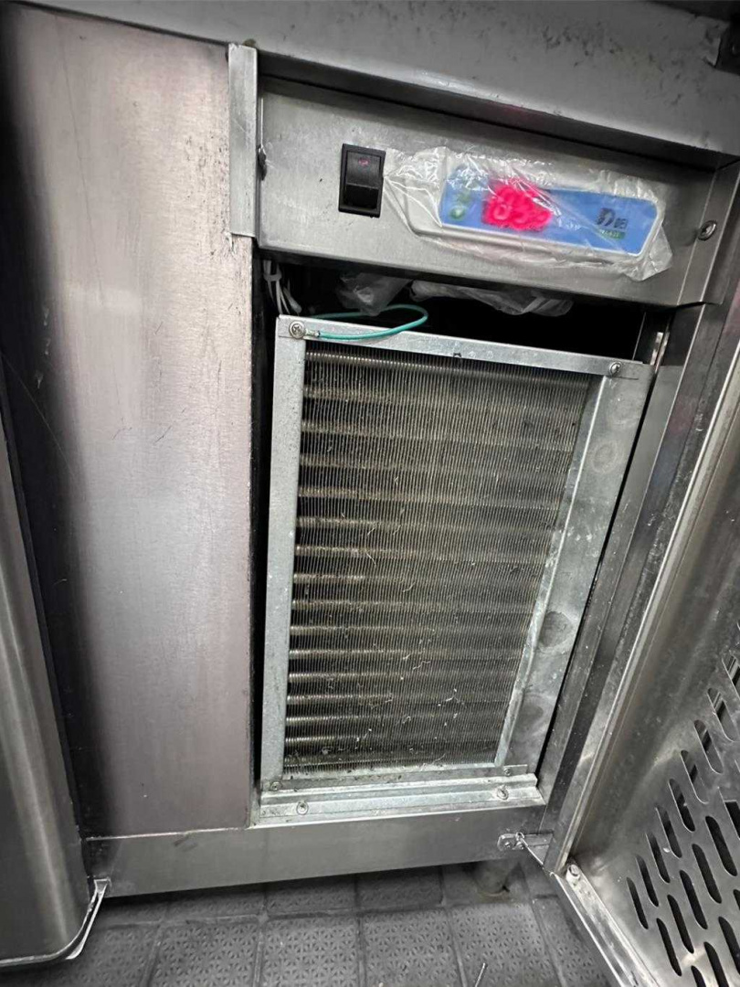 知名溫體牛火鍋店「牛琅溫體牛火鍋」台北春大直分店遭爆食安疑慮，衛生局前往稽查發現冰箱溫度顯示器下方濾網不潔。（圖／台北市衛生局提供）