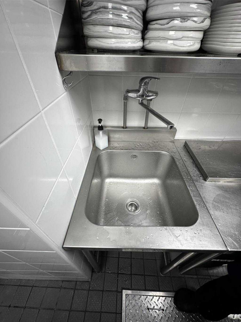 知名溫體牛火鍋店「牛琅溫體牛火鍋」台北春大直分店遭爆食安疑慮，衛生局前往稽查發現洗滌區未張貼洗手標示。（圖／台北市衛生局提供）