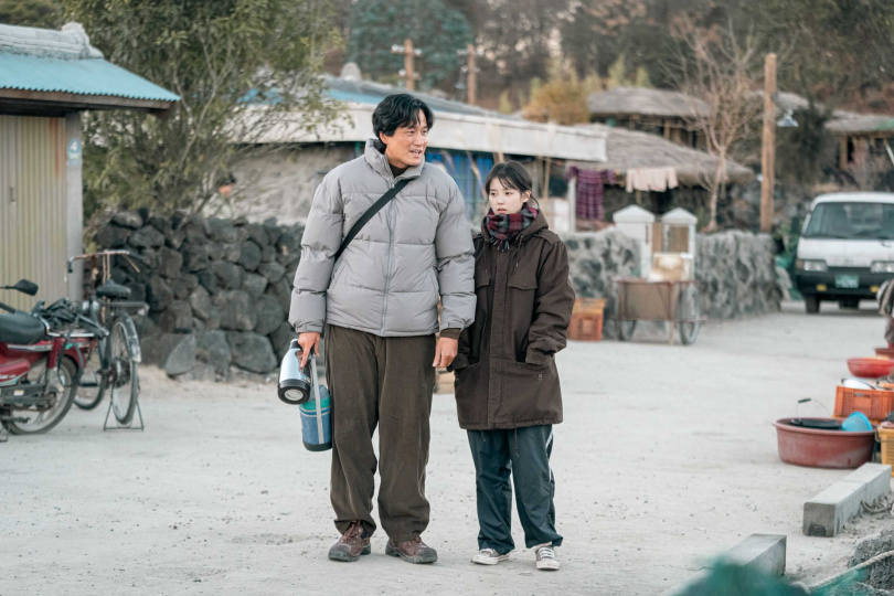 朴海俊（左）飾演深情的中年梁寬植，將寬植的內斂、純情、純樸、堅毅、執拗，和對妻子，對家人的愛都表現得極為動人。（圖／Netflix提供）
