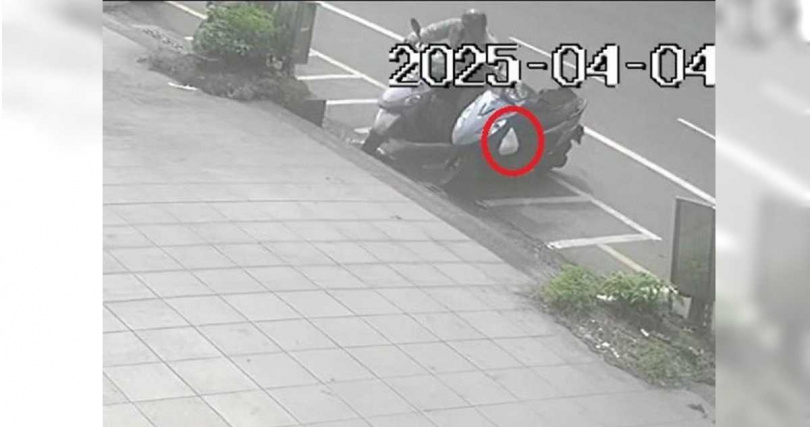 警方調出監視器畫面，找到失主將春捲掛在機車上的畫面。（民眾提供／郭良傑台南傳真）