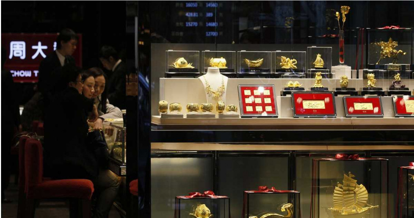 上週五歐美股市大跌，投資者當時已經拋售黃金，而珠寶龍頭品牌周大福早就扛不住，掀起銀樓倒閉潮。（圖／達志／美聯社）