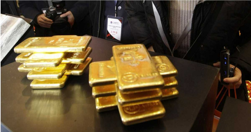 美國總統川普宣布對等關稅導致金融市場動盪，連先前不斷創高的黃金價格也受衝擊，黃金現貨交易價格跌破3000美元關卡。（圖／達志／美聯社）