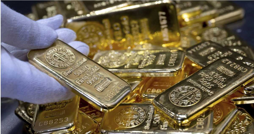 美國總統川普宣布對等關稅導致金融市場動盪，連先前不斷創高的黃金價格也受衝擊，黃金現貨交易價格跌破3000美元關卡。（圖／達志／美聯社）