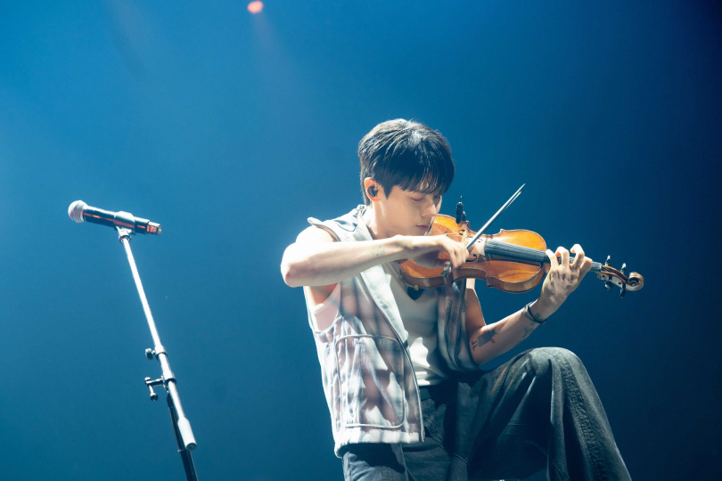 辛禮贊大秀小提琴，他穿著背心卻覺得很熱，笑說可能是受到粉絲熱情感染。（圖／網銀國際提供）